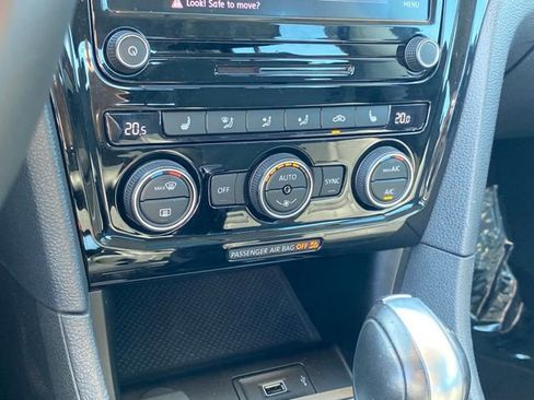 Used 2022 Volkswagen Passat 2.0T image 12