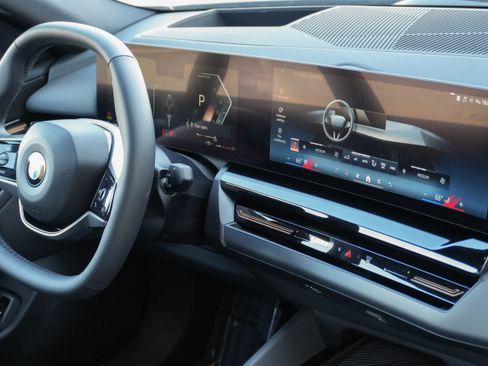 Certified 2025 BMW 530i xDrive w/ Premium Package image 10