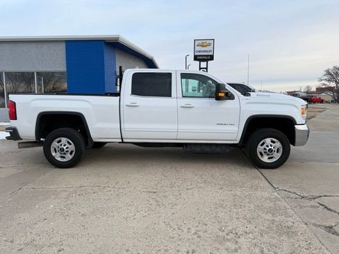 Used 2018 GMC Sierra 2500 SLE w/ SLE Preferred Package image 4