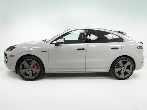 Used 2025 Porsche Cayenne Turbo AWD/4WD image 2