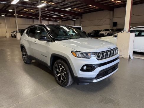 Used 2025 Jeep Compass Limited AWD/4WD image 5