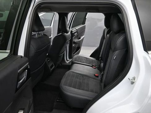 Used 2025 Mitsubishi Outlander SE FWD image 9
