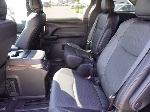 Used 2025 Toyota Sienna Platinum AWD/4WD image 15