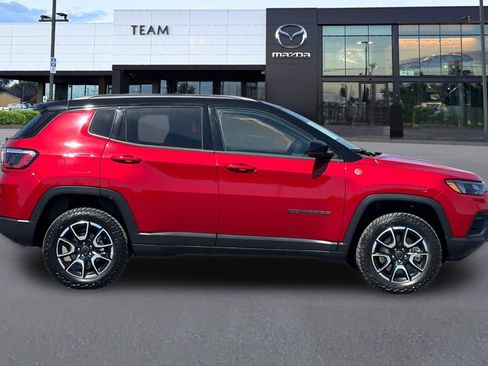 Used 2025 Jeep Compass Trailhawk AWD/4WD image 3