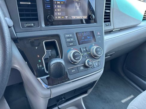 Used 2017 Toyota Sienna LE FWD image 69