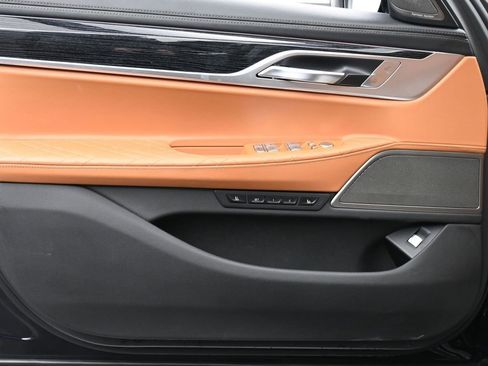 Used 2022 BMW 750i xDrive w/ Luxury Rear Seating Package image 9