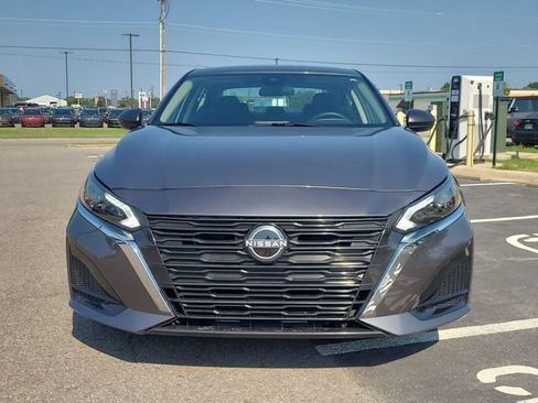 Used 2025 Nissan Altima 2.5 SV FWD image 2