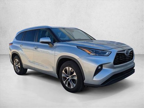 Used 2023 Toyota Highlander XLE image 3