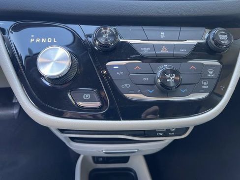 Used 2017 Chrysler Pacifica LX FWD image 20