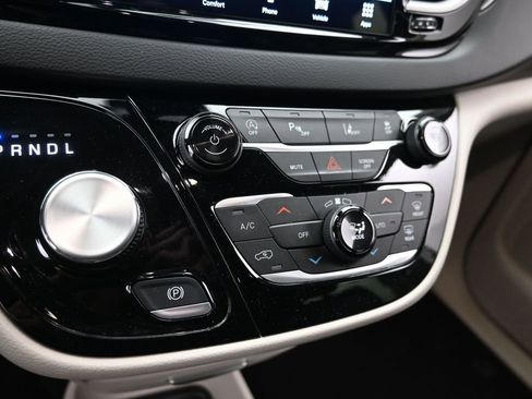 Used 2024 Chrysler Pacifica Touring-L image 19