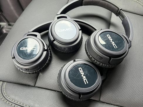 Used 2024 GMC Yukon SLT w/ SLT Luxury Package image 35