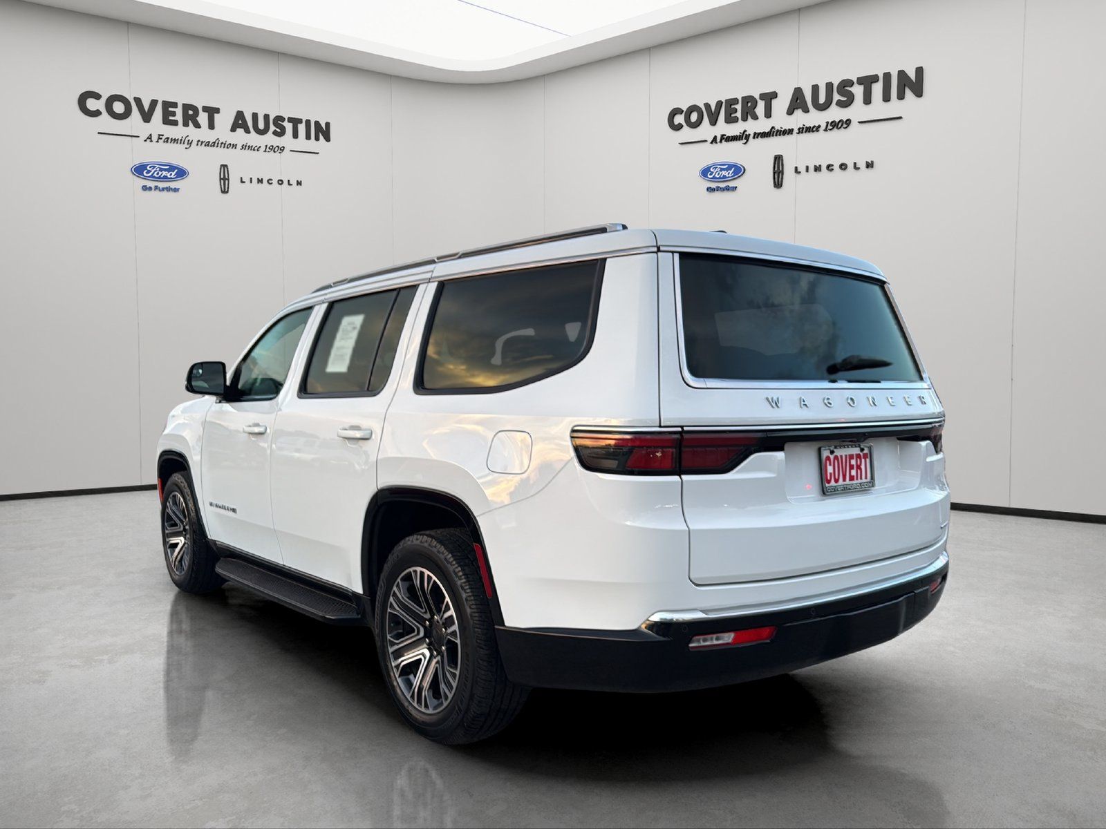 Used 2024 Jeep Wagoneer Series II w/ Flexible Seating Group RWD image 3