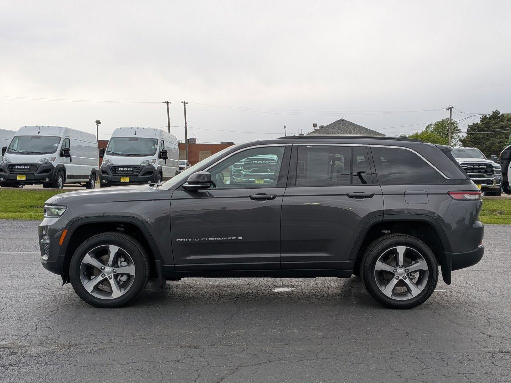 Used 2025 Jeep Grand Cherokee Limited w/ MOPAR Finishing Package AWD/4WD image 4