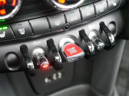 Used 2018 MINI Cooper 2-Door Hardtop w/ Cold Weather Package image 31