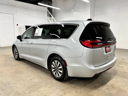 Used 2023 Chrysler Pacifica Touring-L FWD image 5