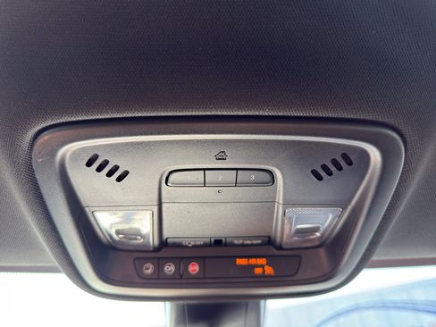 Used 2022 Chevrolet Traverse LT image 24