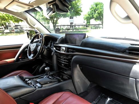Used 2017 Lexus LX 570 4WD w/ Luxury Package image 15