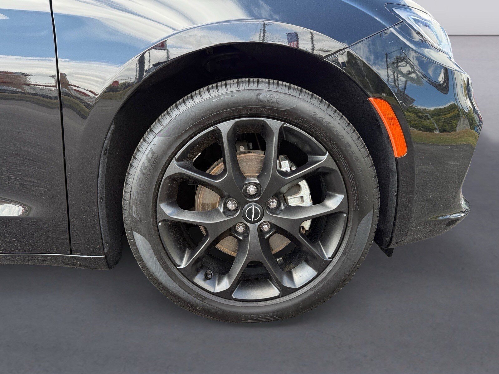 Used 2025 Chrysler Pacifica Limited FWD image 9