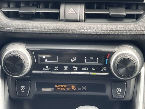 Used 2019 Toyota RAV4 LE w/ Carpet Mat Package AWD/4WD image 33