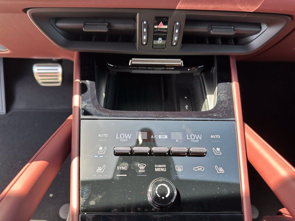 Certified 2025 Porsche Cayenne Turbo AWD/4WD image 23