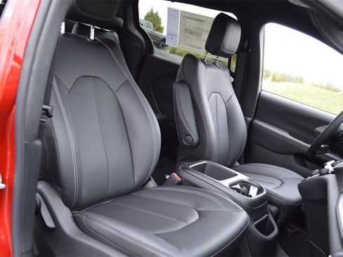 New 2026 Chrysler Pacifica Select image 28