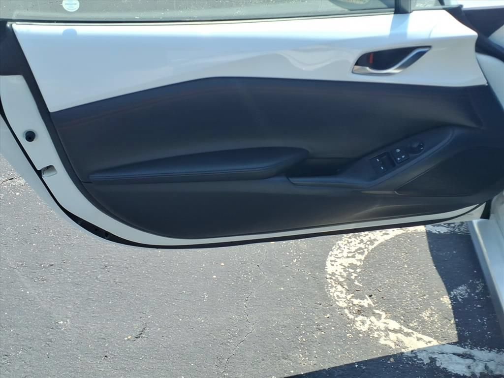 Used 2018 MAZDA MX-5 Miata Club RWD image 16