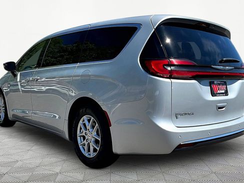 Used 2024 Chrysler Pacifica Touring-L FWD image 4