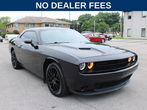 Used 2017 Dodge Challenger SXT RWD image 2