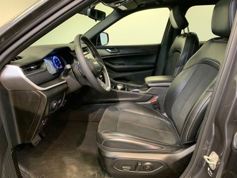 Used 2024 Jeep Grand Cherokee L Laredo image 18