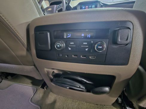 Used 2018 Chevrolet Suburban LT image 18