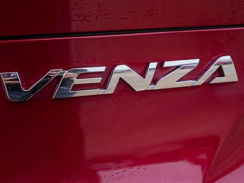 Used 2024 Toyota Venza XLE image 7