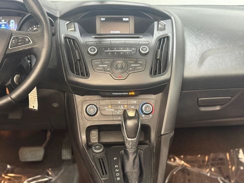 Used 2015 Ford Focus SE w/ SE Sport Package FWD image 20