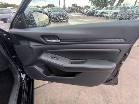 Used 2025 Nissan Altima 2.5 SV FWD image 32