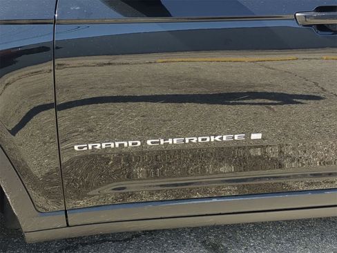 Used 2023 Jeep Grand Cherokee Laredo w/ Luxury Tech Group I image 20