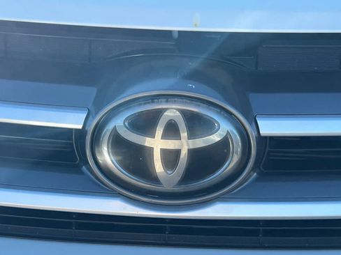 Used 2019 Toyota Highlander XLE AWD/4WD image 13