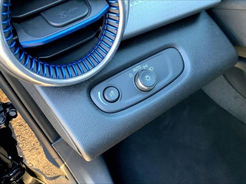 Used 2025 Chevrolet Trax LT w/ LT Convenience Package image 33