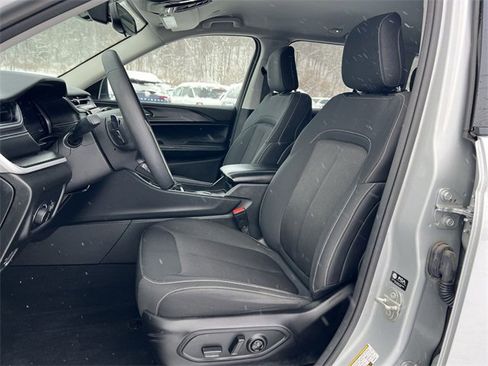 Used 2023 Jeep Grand Cherokee Laredo image 15