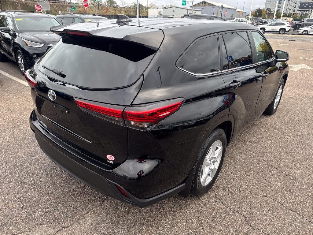 Used 2023 Toyota Highlander LE FWD image 9