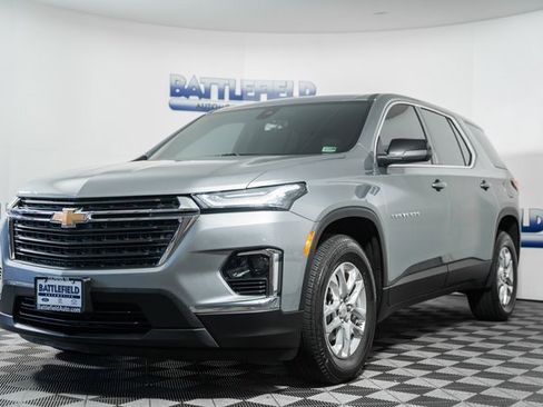 Used 2023 Chevrolet Traverse LS image 3