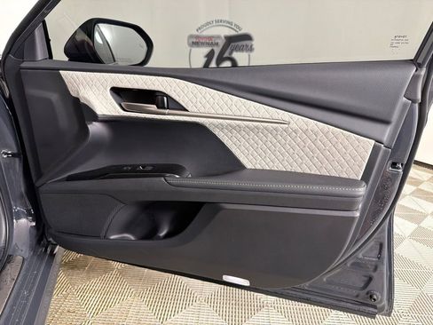 Used 2025 Toyota Camry XLE FWD image 15