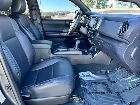 Used 2020 Toyota Tacoma TRD Off-Road w/ TRD Premium Off Road Package AWD/4WD image 14