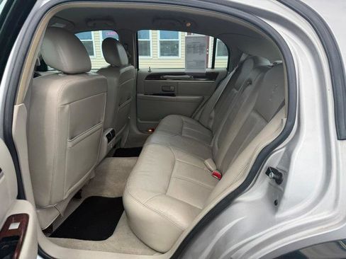 Used 2010 Lincoln Town Car Signature Limited image 4