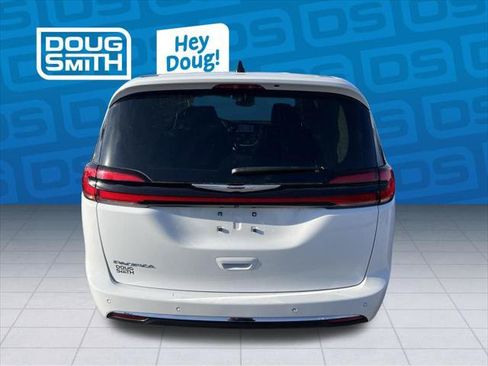 Certified 2024 Chrysler Pacifica Touring-L FWD image 4