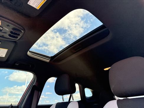 Used 2025 Chevrolet Trax RS w/ Sunroof Package FWD image 16