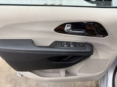 Used 2024 Chrysler Pacifica Limited image 16