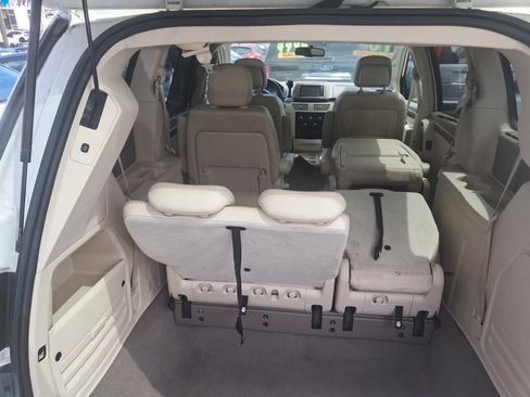 Used 2010 Volkswagen Routan SE image 8