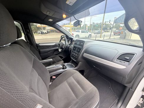 Used 2016 Dodge Grand Caravan SXT w/ UConnect Hands-Free Group FWD image 17