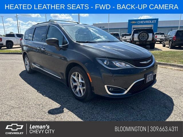 Used 2017 Chrysler Pacifica Touring-L w/ Tire & Wheel Group FWD image 1