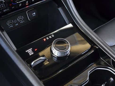 Used 2023 Jeep Grand Cherokee Limited AWD/4WD image 17