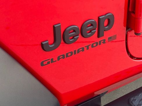 Certified 2025 Jeep Gladiator Sport image 30